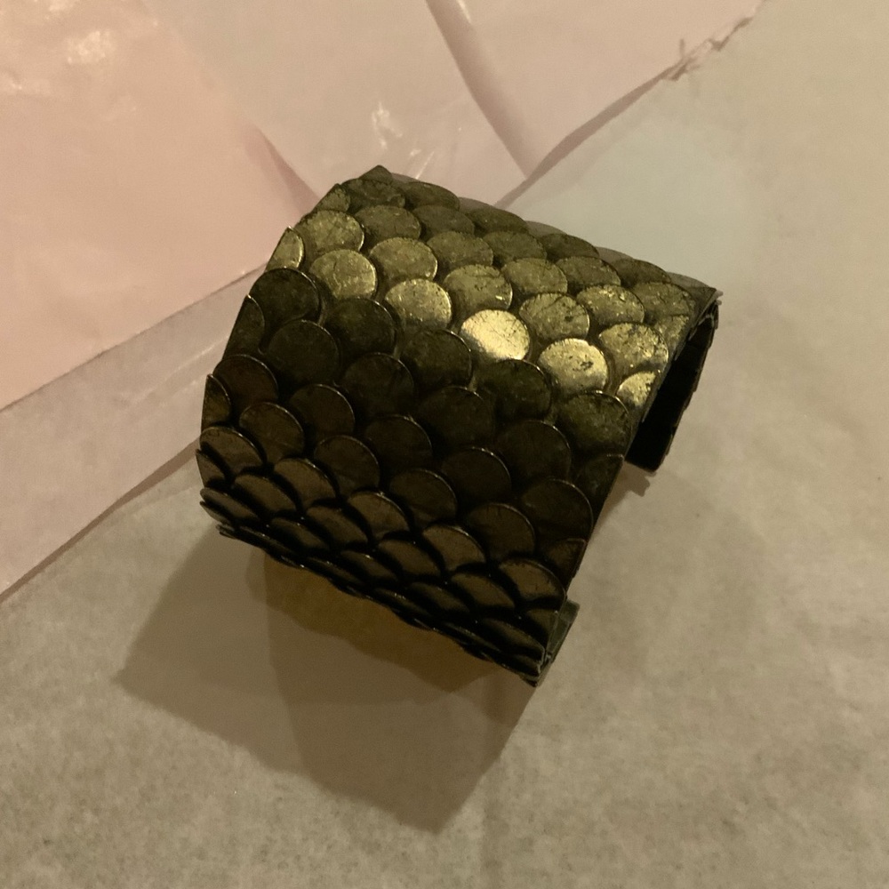 Fish scale cuff